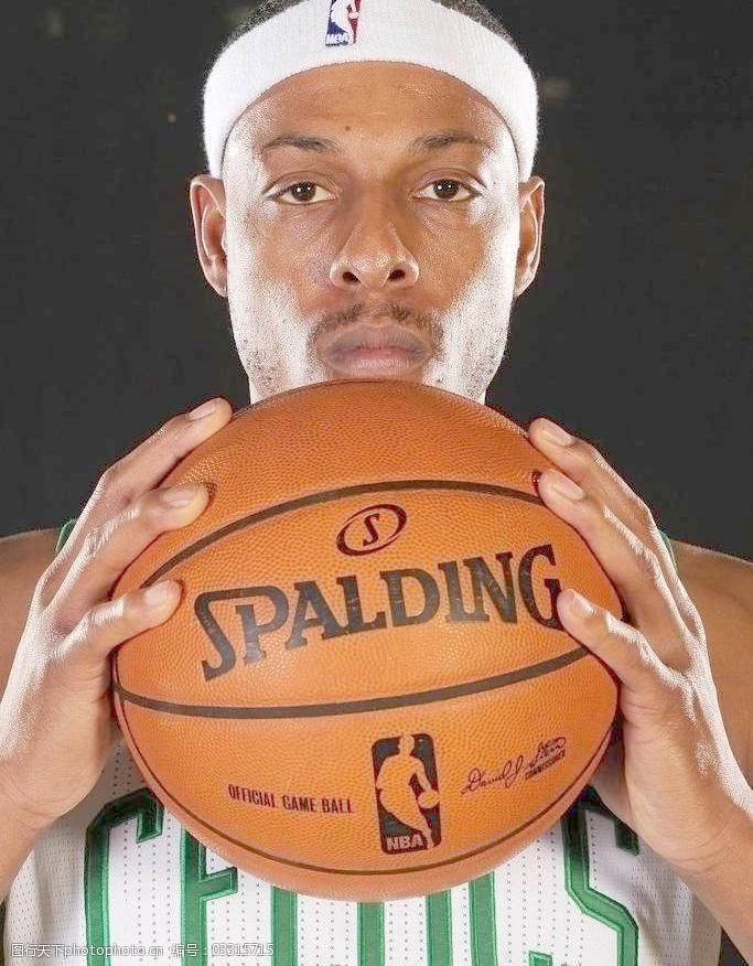 记者：切尔西在努力引进罗克，曼联也在关注他的情况（记者：切尔西积极推动罗克加盟，曼联也在关注其动向）