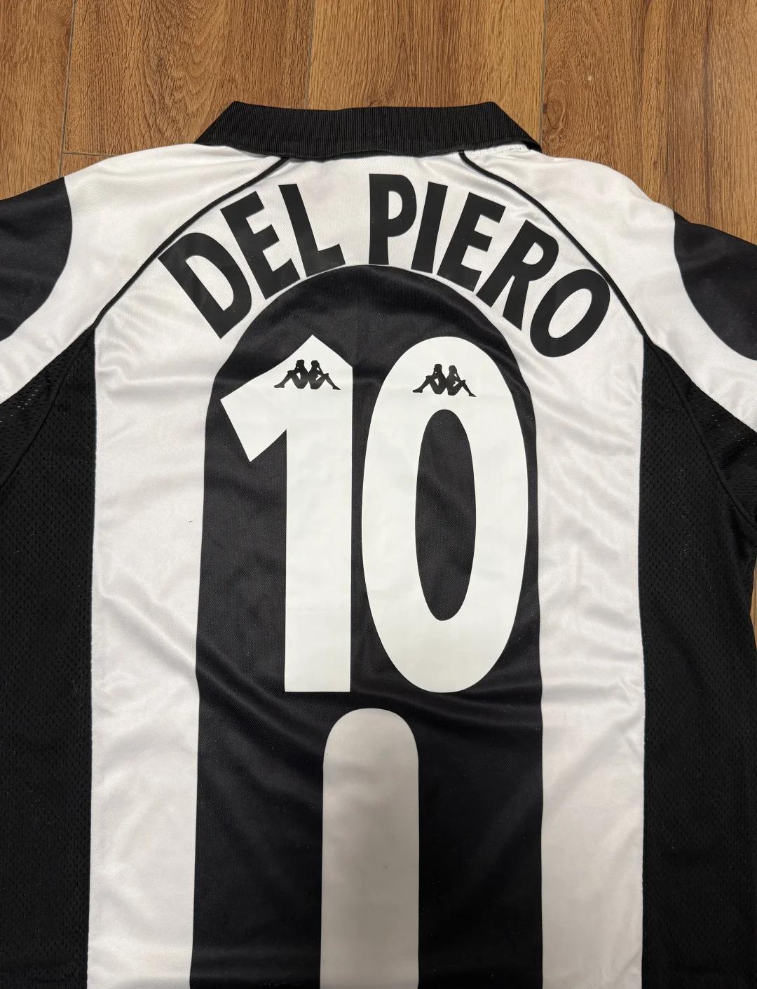 AC米兰主场3-2逆转都灵，40岁魔笛全场发挥，助力球队重返榜首，展现强大实力与斗志。